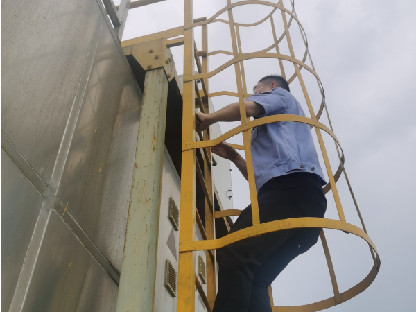 党员先锋无惧“烤”验