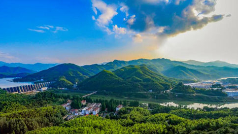 霍山县践行“两山”理念，昔日荒山种出