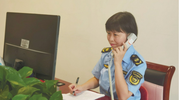 一名在执法督察岗位上能量满满的小个子