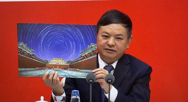生态环境部部长晒北京星轨照片：中国被誉为全球治理大气污染速度最快的国家