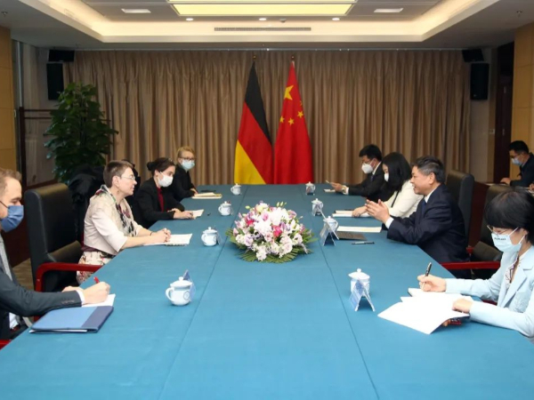 生态环境部部长黄润秋会见德国驻华大使傅融