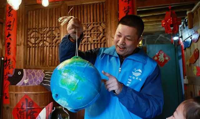 福建连江:热心公益热爱自然 “背篓哥”让海漂垃圾美丽“重生” 福建连江:热心公益热爱自然 “背篓哥”让海漂垃圾美丽“重生”