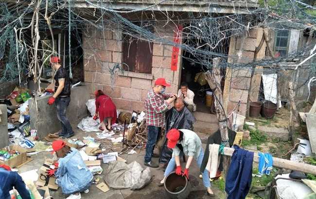 福建连江:热心公益热爱自然 “背篓哥”让海漂垃圾美丽“重生” 福建连江:热心公益热爱自然 “背篓哥”让海漂垃圾美丽“重生”