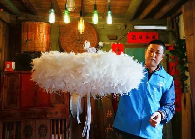 福建连江:热心公益热爱自然 “背篓哥”让海漂垃圾美丽“重生” 福建连江:热心公益热爱自然 “背篓哥”让海漂垃圾美丽“重生”