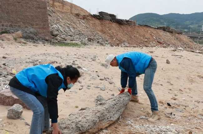 福建连江:热心公益热爱自然 “背篓哥”让海漂垃圾美丽“重生” 福建连江:热心公益热爱自然 “背篓哥”让海漂垃圾美丽“重生”