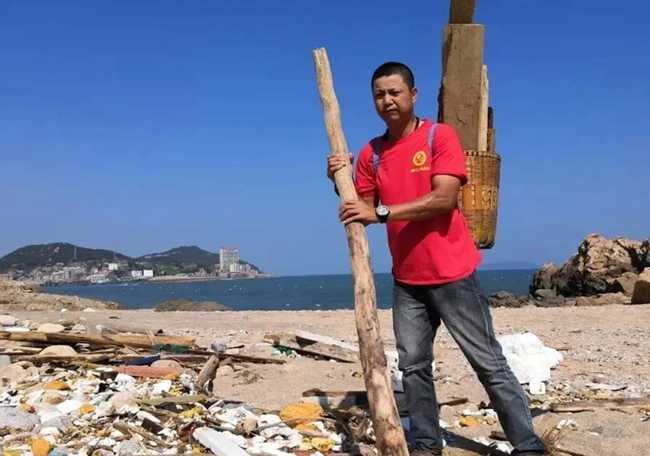 福建连江:热心公益热爱自然 “背篓哥”让海漂垃圾美丽“重生” 福建连江:热心公益热爱自然 “背篓哥”让海漂垃圾美丽“重生”