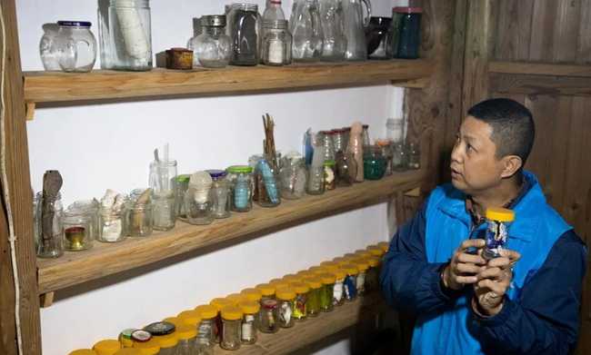 福建连江:热心公益热爱自然 “背篓哥”让海漂垃圾美丽“重生” 福建连江:热心公益热爱自然 “背篓哥”让海漂垃圾美丽“重生”