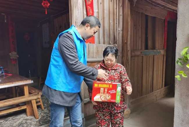 福建连江:热心公益热爱自然 “背篓哥”让海漂垃圾美丽“重生” 福建连江:热心公益热爱自然 “背篓哥”让海漂垃圾美丽“重生”