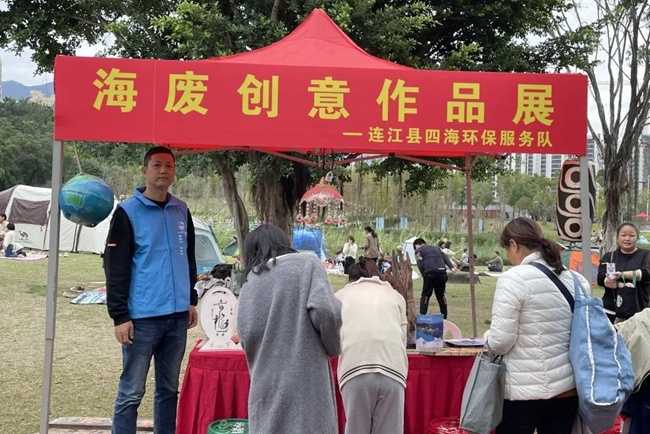 福建连江:热心公益热爱自然 “背篓哥”让海漂垃圾美丽“重生” 福建连江:热心公益热爱自然 “背篓哥”让海漂垃圾美丽“重生”