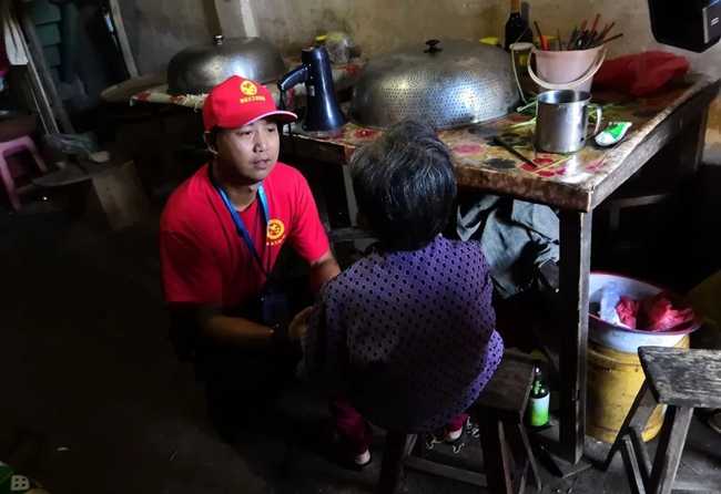 福建连江:热心公益热爱自然 “背篓哥”让海漂垃圾美丽“重生” 福建连江:热心公益热爱自然 “背篓哥”让海漂垃圾美丽“重生”