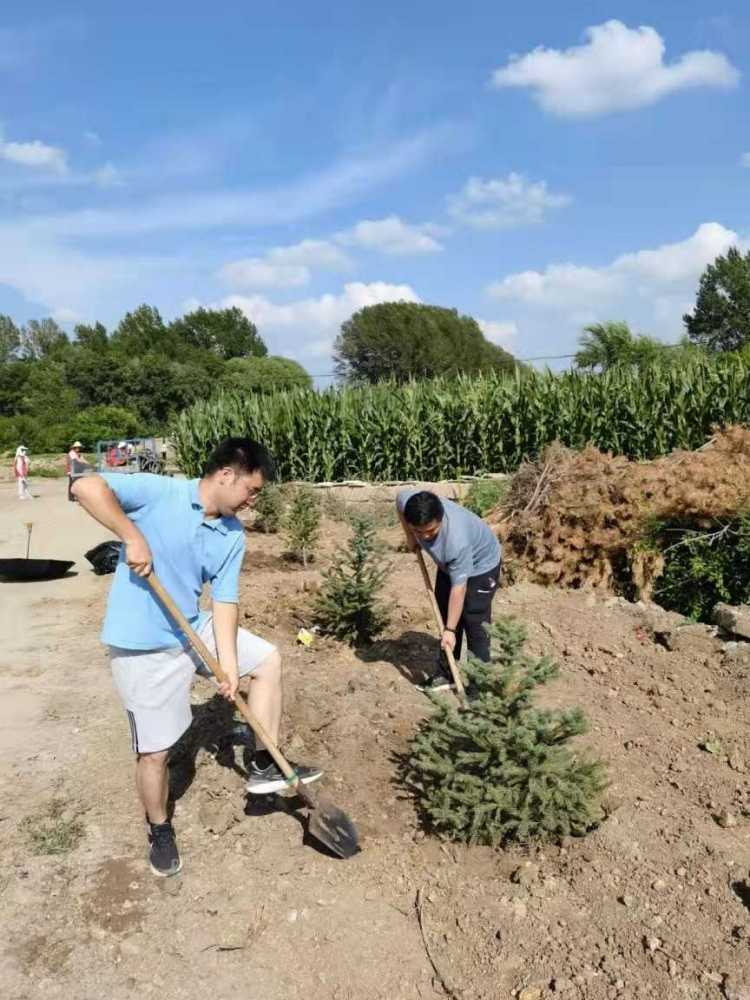 “谢谢你,小王书记” “谢谢你,小王书记”