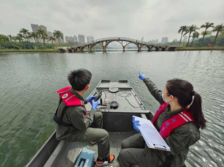 广西南宁南湖“水质体检”，守护一湖碧水