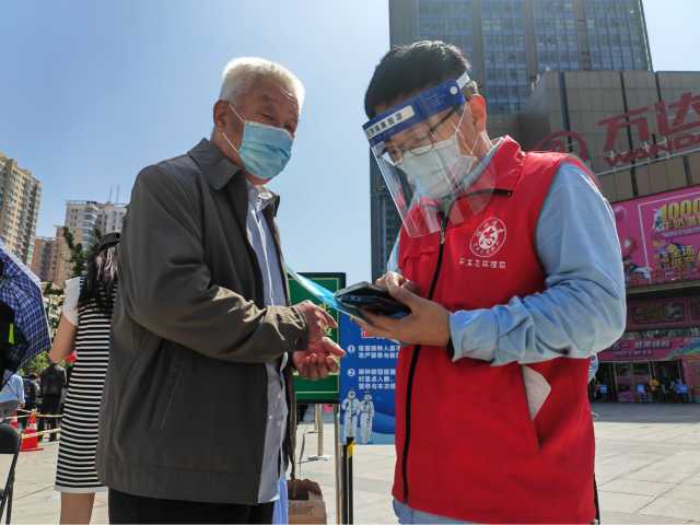 “生态绿”变“志愿红”！河南郑州生态环保铁军织密疫情防控安全网