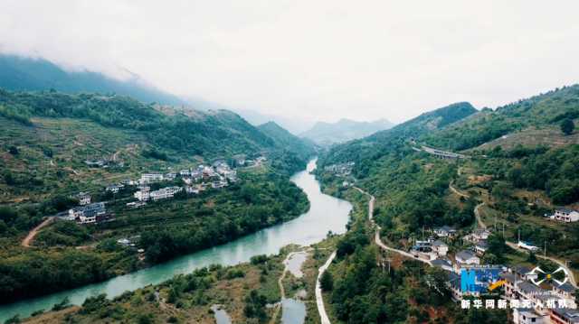 【“飞阅”中国】一江清水两岸绿 古老村寨焕新生 【“飞阅”中国】一江清水两岸绿 古老村寨焕新生