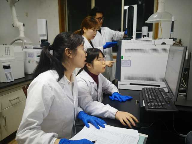 四川忠山上的监测人 四川忠山上的监测人