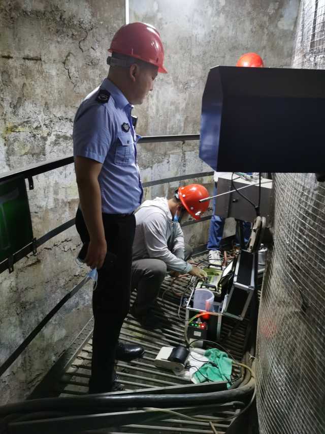 40米高台上,50度高温下的监测 40米高台上,50度高温下的监测