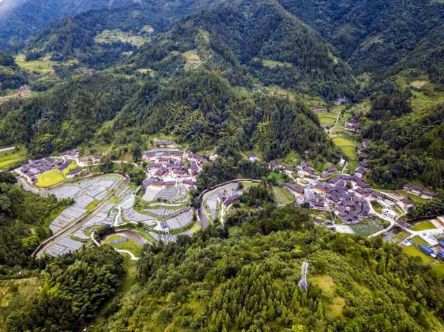 青海牧区:机械作业收割忙 牛羊过冬有保障 青海牧区:机械作业收割忙 牛羊过冬有保障