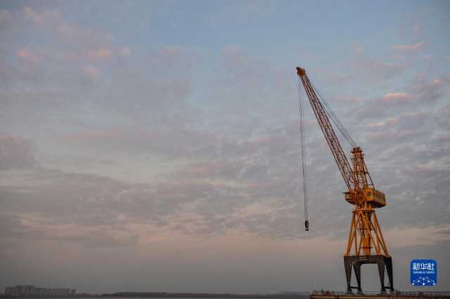 新华全媒+丨武汉青山江滩：旧工业码头的绿色蝶变