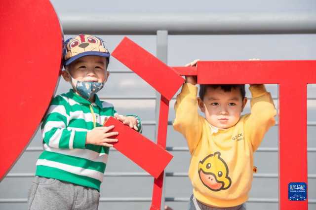 新华全媒+丨武汉青山江滩：旧工业码头的绿色蝶变