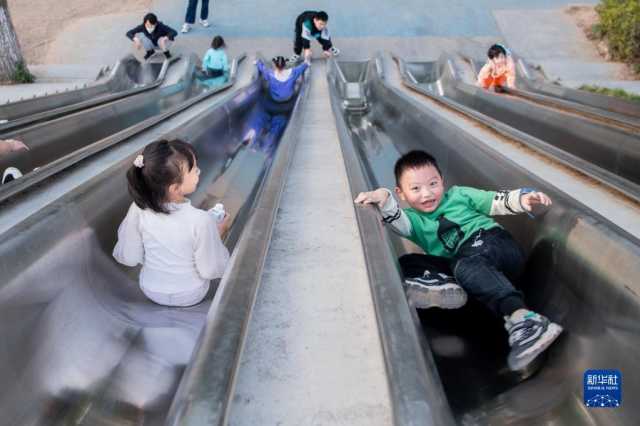 新华全媒+丨武汉青山江滩：旧工业码头的绿色蝶变