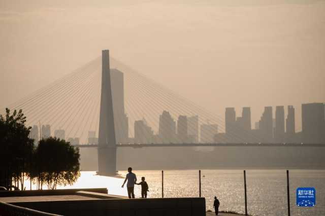 新华全媒+丨武汉青山江滩：旧工业码头的绿色蝶变