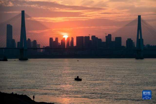 新华全媒+丨武汉青山江滩：旧工业码头的绿色蝶变