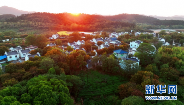 【“飞阅”中国】山峦披彩衣 斑斓似画卷