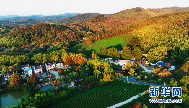 【“飞阅”中国】山峦披彩衣 斑斓似画卷