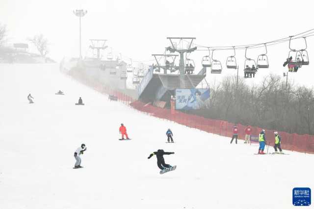 新华全媒+丨吉林:新雪季“开板” 新华全媒+丨吉林:新雪季“开板”