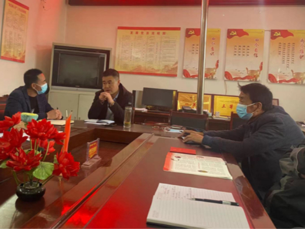 为当地群众实实在在干实事、办好事！陇南市生态环境局深入帮扶村调研指导