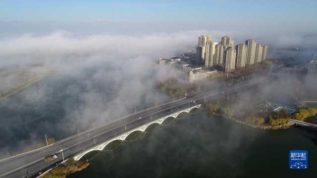 雾锁湖城 宛如仙境