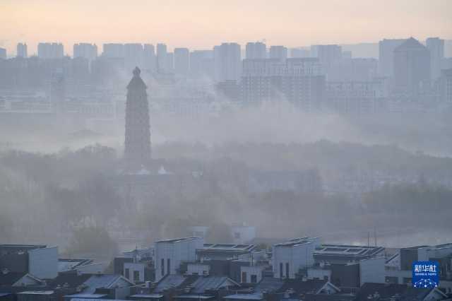 雾锁湖城 宛如仙境
