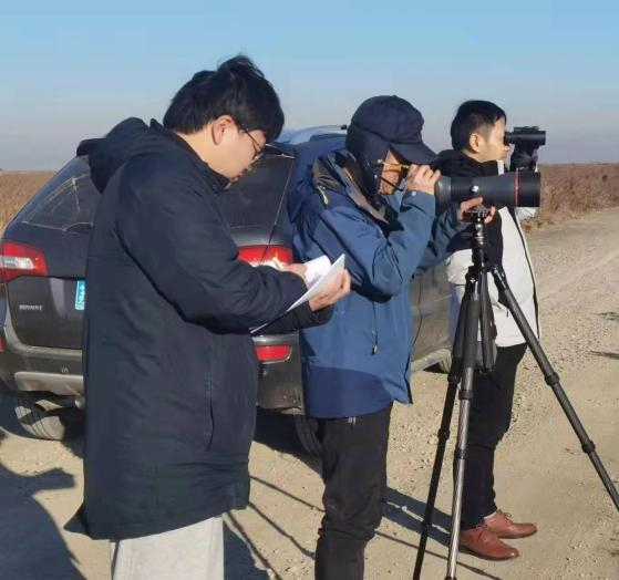 黄海滩涂的鸟类“守望者”:一家三代接力守护大美湿地 黄海滩涂的鸟类“守望者”:一家三代接力守护大美湿地