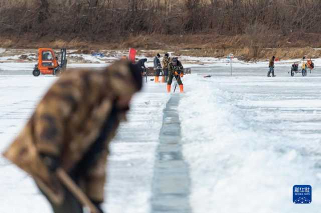 “冰城”哈尔滨进入“采冰季” “冰城”哈尔滨进入“采冰季”